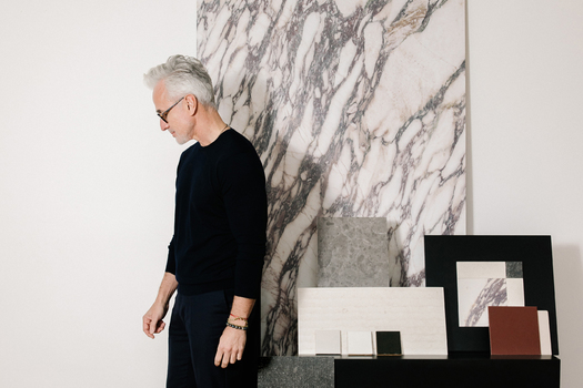 Cersaie 2025: Sapienstone renovates its showroom with a room dedicated to “Dress Code” and presents “Mater”, a new exhibition space.