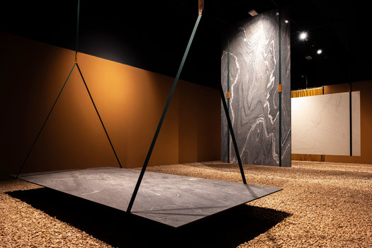 Cersaie 2025: Sapienstone renovates its showroom with a room dedicated to “Dress Code” and presents “Mater”, a new exhibition space.