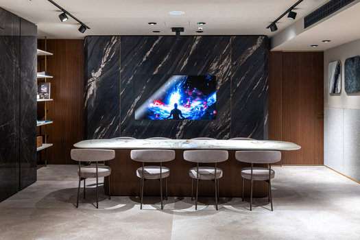Cersaie 2025: Sapienstone renovates its showroom with a room dedicated to “Dress Code” and presents “Mater”, a new exhibition space.