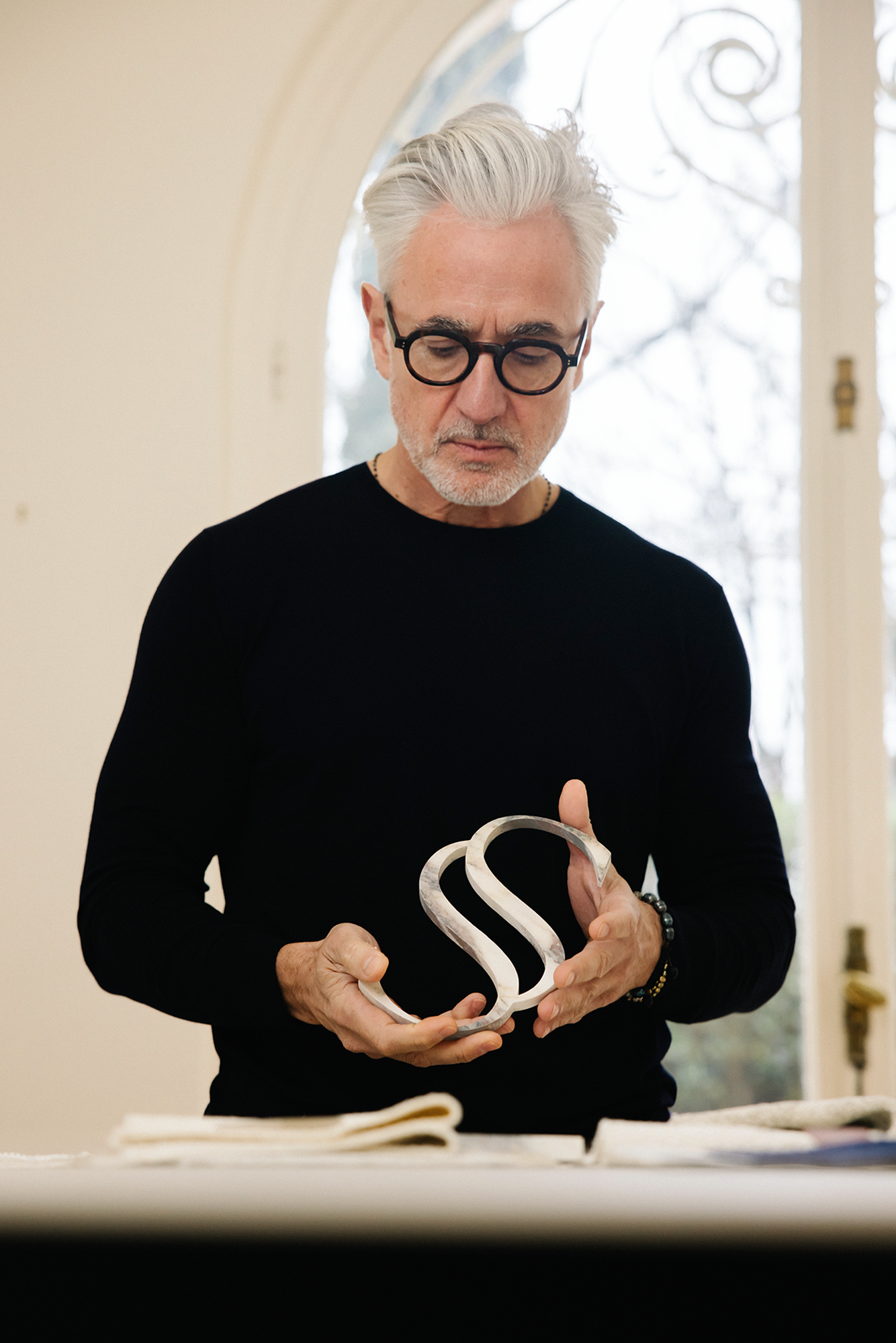 Jaime Beriestain holding the Sapienstone logo made of ceramic