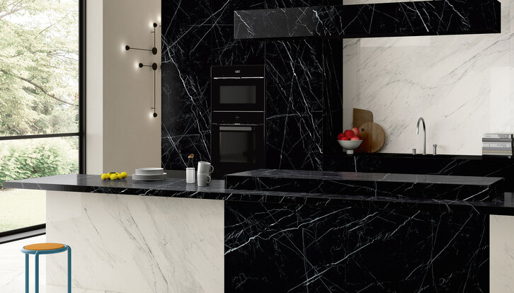 contrasting black and white marble-effect kitchen top