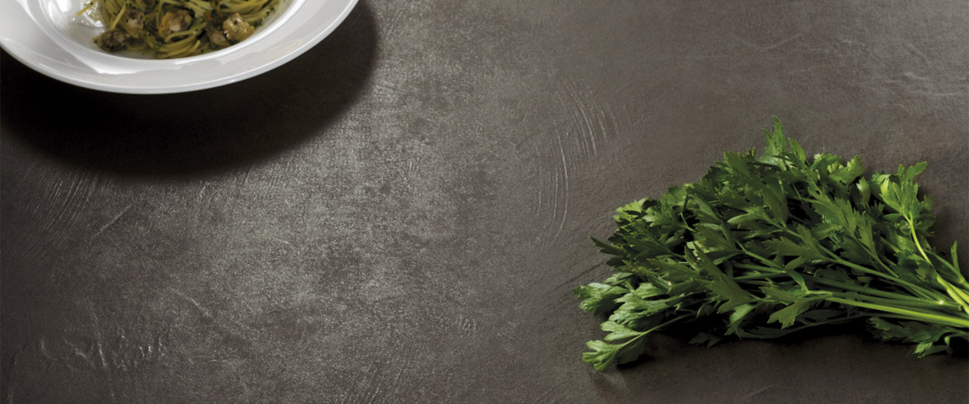 Concrete-effect kitchen tops: sustainable industrial style